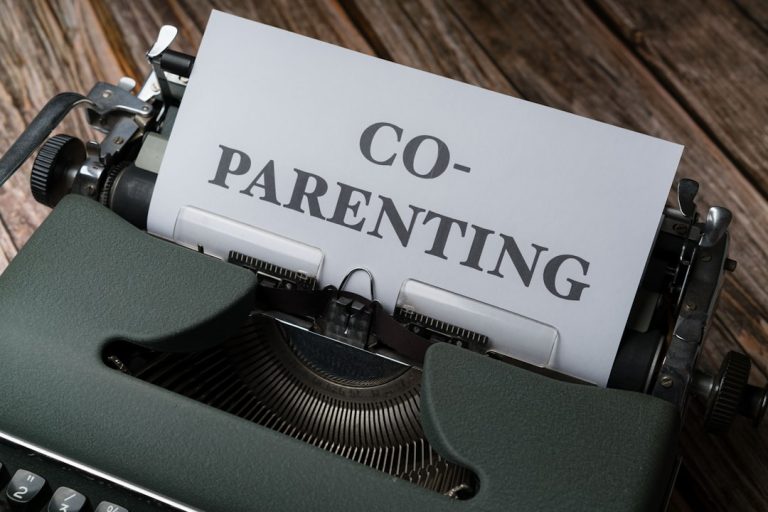 découvrez nos conseils pratiques et astuces pour réussir le co-parenting : organisation, communication et bien-être des enfants pour une parentalité sereine, même en situation de séparation.