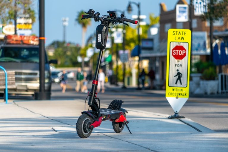 découvrez tout ce qu’il faut savoir sur la législation des trottinettes électriques en france : règles de circulation, équipements obligatoires et sanctions en cas d’infraction.