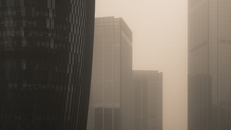 découvrez tout ce qu'il faut savoir sur la qualité de l'air intérieur : enjeux, solutions pour un environnement sain et conseils pratiques pour améliorer l'air de votre maison ou bureau.