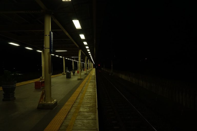 réservez facilement votre train de nuit et profitez d’un voyage confortable à travers l’europe. comparez les horaires, trouvez les meilleures offres et planifiez votre trajet nocturne en toute sérénité.