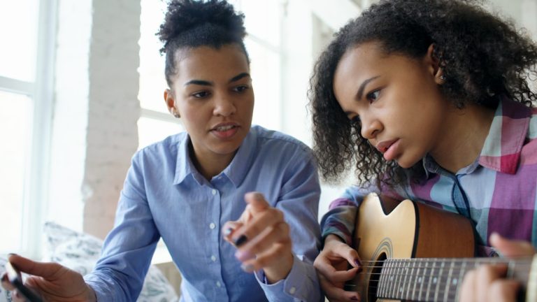 cours de guitare personnalisés pour tous niveaux, débutants à avancés. apprenez à jouer de la guitare avec des professeurs expérimentés.