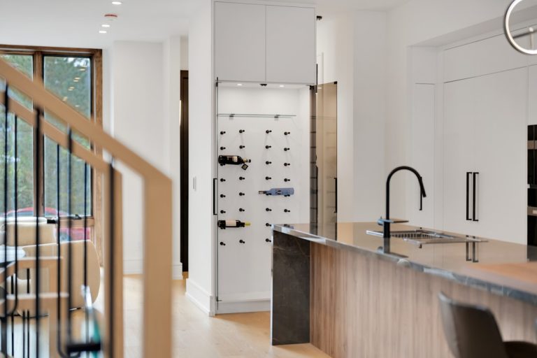 optimisez l'espace de votre cuisine avec nos solutions de rangement pratiques et élégantes. découvrez des idées astucieuses pour organiser vos ustensiles, épices et accessoires de cuisine.