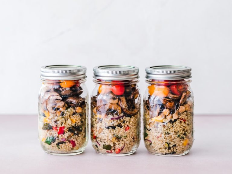 découvrez nos astuces et recettes simples pour le meal prep, afin de préparer vos repas de la semaine rapidement et sainement.