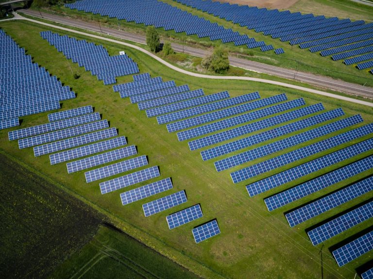 découvrez nos panneaux solaires performants et écologiques pour réduire votre facture d'électricité et protéger l'environnement. installation facile et rapide.
