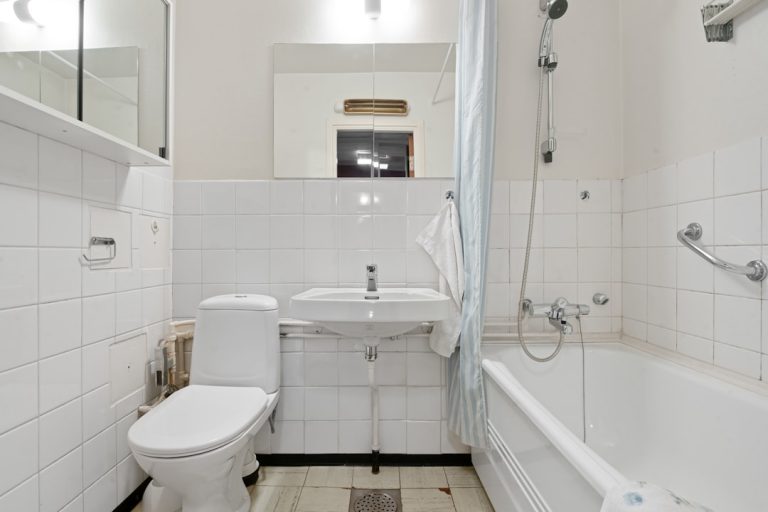 réparation de fuites de toilettes rapide et efficace pour éviter le gaspillage d'eau et les dommages. service professionnel à votre domicile.