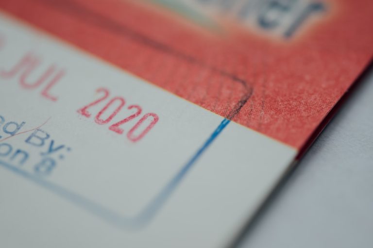 découvrez comment choisir une carte de crédit avec assurance voyage intégrée pour protéger vos déplacements et bénéficier de nombreux avantages en toute tranquillité.