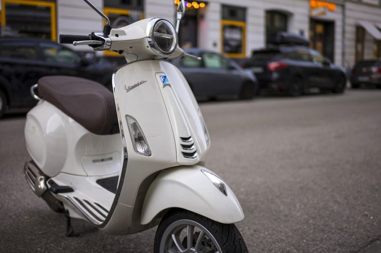 découvrez les réglementations essentielles concernant les trottinettes électriques en france : règles de circulation, limitations de vitesse, équipements obligatoires et conseils pour une utilisation sécurisée.