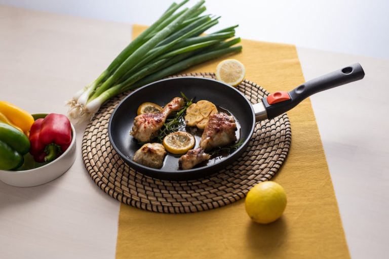 découvrez notre poêle antiadhésive de haute qualité, idéale pour une cuisson saine et sans effort. facile à nettoyer et durable, elle rend la préparation de vos repas plus agréable.