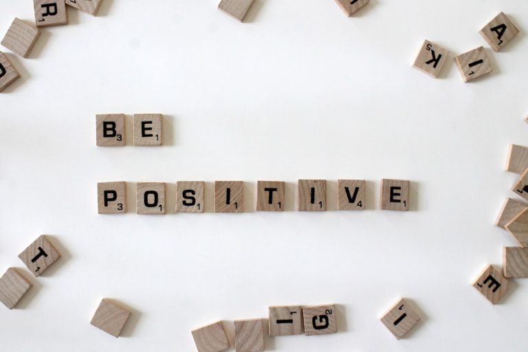 découvrez l'entraînement au rappel positif, une méthode efficace pour renforcer la relation avec votre chien grâce à des récompenses et des encouragements.