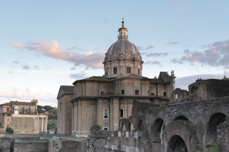 découvrez un itinéraire complet pour visiter rome, incluant les incontournables, les conseils pratiques et les meilleures astuces pour profiter pleinement de la ville éternelle.