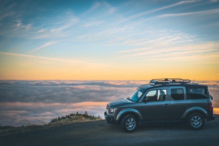 Destinations incontournables pour les passionnés de voitures de sport