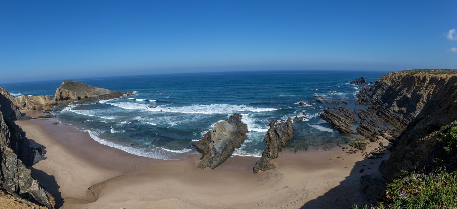 Paysage côtier portugais sous un ciel lumineux, illustrant la diversité du climat du Portugal.